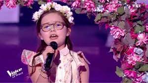 Depuis sa plus tendre enfance, la fillette est atteinte d'une rétinite pigmentaire qui lui ôte progressivement la vue. Emma Cerchi The Voice Kids Bientot Aveugle Sa Maladie Gagne Du Terrain Gala