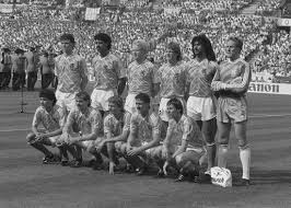 Flight ek88 is operated daily. Bol Com Poster Elftalfoto Ek 88 Koeman Gullit Van Basten 1988 Voetbal Large 50x70