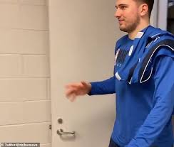 Il calcio con eden hazard incontra il basket nba con. Eden Hazard In Den Schatten Gestellt Durch Dallas Mavericks Sensation Luka Doncic Als Paar Swap Trikots Aktuelle Boulevard Nachrichten Und Fotogalerien Zu Stars Sternchen