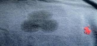 كيفية إزالة بقع الزيت من الملابس موضوع