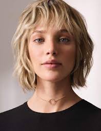 Nous l'avons dit, la coupe bob au carré dégradé a conquis les podiums fashion et les stars françaises et hollywoodiennes. 31 Idees De Veuch En 2021 Coupe De Cheveux Coiffures Carre Chemise Jules