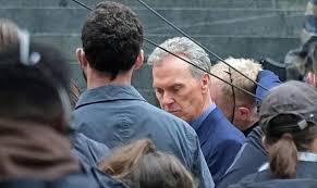 Jun 04, 2021 · actor michael keaton is returning as batman for the flash, and his iconic costume as the character has been teased in a new set photo. So Sieht Michael Keaton Als Bruce Wayne In The Flash Aus