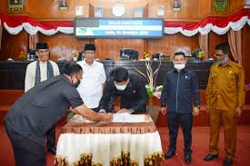 Kabupaten ini merupakan salah satu sentra produksi beras terbesar di sumatra barat, yang dikenal dengan nama bareh solok. Bupati Dan Dprd Kabupaten Solok Melakukan Penandatanganan Nota Kesepakatan Rapbd Tahun Anggaran 2021 Top Sumbar