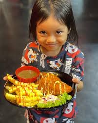 Pergh untunglah orang muar ada port makan ciken cop rm5, harga rm5 ni hanya  sah pada setiap hari 📌ISNIN dan RABU sahaja ye, klau hari lain harga pon  lain la😆, makanan western