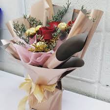 Bouquets coklat | send flowers with ferrero rocher chocolates. Bunga Fresh Flower Dengan Chocolate Ferrero Rocher Coklat Tema Pink Bouquet Ready For Pick Up Tq Siapa Berminat Boleh Wasep Tierra Jungle Kat 0103094010 Ye