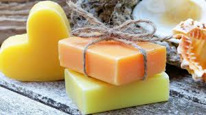 Seife selbst herzustellen ist eine preiswerte möglichkeit, den bedarf deiner familie zu erfüllen und tolle geschenke für freunde zu machen. Seife Selber Machen So Stellen Sie Naturliche Seife Selbst Her Oko Test