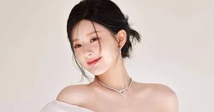 Trước khi tiều tụy ngồi xe lăn, Triệu Lộ Tư xinh đẹp, giàu có cỡ nào?