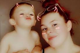 Urodziła córkę, gdy miała 15 lat. Teraz jest najmłodszą babcią w kraju