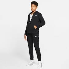 Orientés sportswear, les ensembles comprennent un pantalon jogging et une veste, aussi bien les survêtements homme que les survêtements femme.tons unis ou motifs camouflage, ou encore couleurs. Survetements Enfant Nike Fr