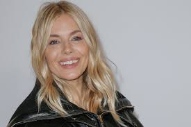 El rubio boho blonde de Sienna Miller confirma que es la tendencia de color  de pelo rubio en 2024