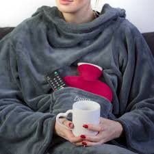 Zum einmummeln auf dem sofa in die decke mit ärmeln kann man sich an einem kühlen wintertag auf dem sofa so richtig schön einmummeln. Hugz Die Decke Mit Armeln Mit Oder Ohne Personalisierung Geschenkidee De