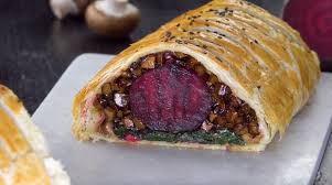 E' una ricetta che richiede un minimo di capacità in cucina, se non altro per evitare che la carne sia eccessivamente cotta o. Filetto Alla Wellington Vegetariano Con Rape Rosse E Spinaci In Padella