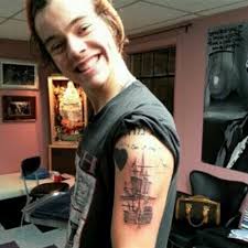 One direction alum harry styles — and his tattoos — graced the 2021 grammy awards with a more subdued version of his trademark fashion flair during his performance sunday night. Harry Styles Tattoos And Meanings Complete List Of One Direction Star S Body Art