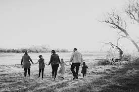 Family Walking Pose Sunset Photoshoot Black And White Picture Family Of 6 Big Family Family Portrait Poses Black Family Portraits Outdoor Family Portraits