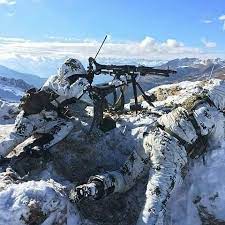 Die frische luft aus dem gebirge. Deutsche Gebirgsjager Aus Mittenwald In Den Gipfeln Der Bayrischen Alpen Mit Einem Mg3 In Feuerste Gebirgsjager Bundeswehr Bayerische Alpen Bundeswehr Soldaten