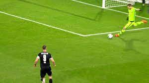 Geburtstag die nächsten drei punkte schenkten. Arminia Bielefeld Leverkusen Hradecky Semmelt Am Ball Vorbei Sport Bild