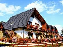 În zonă se află 112 pensiuni, 41 hoteluri, 11 vile, 9 case de vacanță, 7 case de oaspeți, 6 cabane, 5 hosteluri, 4 apartamente și 1 camping cu posibilitatea de cazare, dintre care 79 rezervabile fără avans, 90 au opțiunea de servire masă (mic dejun, prânz, cină, demipensiune, pensiune completă sau all. Cazare Bucovina Cu Piscina Pensiuni In Natura
