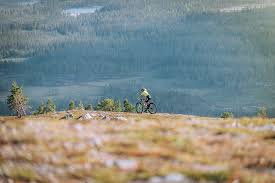 Idre fjäll 8 bäddar med skiin/skiout lägevårt ställe ligger vid skidbacken och nära till längdspår. Cykla I Solnedgangen Med Fjallet Som Fond Pa Idre Fjall Visit Dalarna