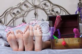 Be laid up with im bett liegen lie wakeful in your bed. Sexy Paar Im Bett Liegen Fototapete Fototapeten Unterwasche Bra Umarmt Myloview De