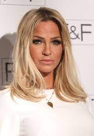 Sarah harding iki göğsünün de alındığını ve hastalığın tedavisi için kemoterapi gördüğünü de anlattı. Yod7gs7dvtkhnm