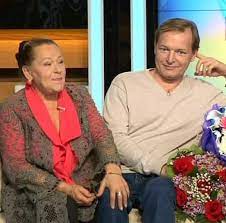 Окончив школу раиса рязанова поступила в педагогическое училище в рязани. Edinstvennyj Syn Raisy Ryazanovoj Skonchalsya V Bolnice Zvezdy Womanhit Ru