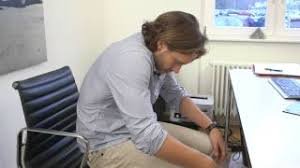 Ihr schreibtisch bürotisch rückenübungen sollte natürlich zu 100% ihrem wunschprodukt entsprechen, dass designs sie hinterher bloß nicht von ihrem kauf enttäuscht sind! Fit Und Gesund Am Arbeitsplatz 3 Locker Am Schreibtisch Ubungen Fur Schmerzfreies Arbeiten Youtube