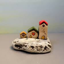 Petite Sculpture De Maisons Ensemble De 3 Maisons En Ceramique De Miniature Sur Naturelles Pierre Maisons De La Plage Ceramic Houses Little Houses Miniatures