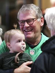 UConn's Geno Auriemma finds peace at his Café Aura restaurant