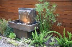 Tak heran jika banyak orang yang rela mengeluarkan uang yang tak sedikit untuk membuat taman hingga kolam. Inspirasi Desain Air Mancur Untuk Menyejukkan Rumah Minimalis Anda Arsitag