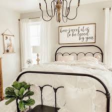 In this article we will discuss master bedroom placements in different directions. 44 Master Bedroom Wall Decor Above Bed Rustic Ideas 1 Decorinspira Com