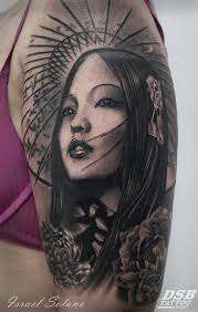 Best Black And Grey Tattoo Artists In Michigan Tatuaje De Estilo Black And Grey De Una Geisha Situado Geisha Tattoo Geisha Tattoo Design Body Art Tattoos