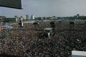 .pink floyd, the wall, que se celebró en berlín, alemania, el 21 de julio de 1990, para conmemorar la caída del muro de berlín, ocho meses antes. The Wall Berlin 1990 Durham Marenghi Lighting Designer