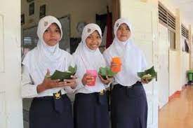 Pilihlah keripik kedelai atau camilan gandum utuh jika kamu memang harus membeli makanan dari mesin seperti itu (atau dari warung/kantin). Kurangi Plastik Jajan Di Kantin Sekolah Ini Wajib Pakai Pincuk
