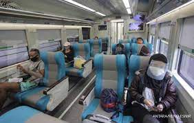 Jika pengusaha terlambat membayar dan/atau tidak membayar upah, maka pengusaha akan dikenai denda. Aturan Perjalanan Baru Kereta Api Usia 5 Tahun Ke Atas Harus Bawa Surat Bebas Corona