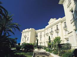 With Its Front Overlooking Port Hercule And Backyard Courtyard And Gardens Hotel Hermitage Offers Travelers A C Monte Carlo Monaco Monte Carlo Thermes Marins