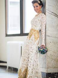 Maybe you would like to learn more about one of these? Goldenes Brautkleid Der Neueste Trend Fur Eine Glamour Pur Hochzeit