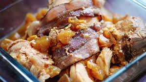 Mettre les céleris dans le fond de la mijoteuse. Poulet Aux Pommes Et Au Bacon A La Mijoteuse
