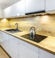 Weisse Hochglanz Fronten Und Eiche Arbeitsplatte Und Ruckwand Interior Design Kitchen Small Interior Design Kitchen Kitchen Decor