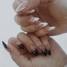 Necesitas para poner uñas acrilicas con tips cortadores de uñas para reducir la longitud de los postizos. Pegatinas De Llamas De Fuego Para Unas Adhesivo Deslizable Dorado Y Negro 1 Ud Utensilios Para Manicura