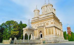 It is located on the grounds of the curtea de argeș monastery. MÄƒnÄƒstirea Curtea De ArgeÈ™ Din OraÈ™ul Curtea De ArgeÈ™ JudeÈ›ul ArgeÈ™ Locuridinromania Ro
