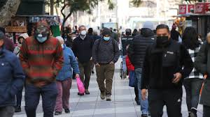 El ministerio de salud anunció una actualización en el plan paso a paso, implementando cuarentenas más estrictas al considerar que desde el jueves habrá 42 comunas en todo chile bajo confinamiento total, lo que representa más de 3,8 millones de personas. 3bkbi Dhslezjm