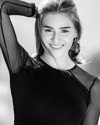 Arielle Paige's Instagram, Twitter & Facebook