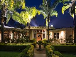 The publication asserted simon cowell was secretly marrying lauren silverman in 2019, which we disproved. Simon Cowell S 17 9 Million Bachelor Pad