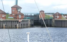 This size is known as panamax. Krummhorn Greetsiel Schleuse Leysiel Ostfriesland Nordsee Landkreis Aurich