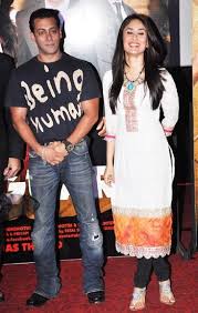 The Sultry Kareena Kapoor Is Back To Her Jab We Met Days Dressed In Character Kareena Was Seen In A Wonde Kurta Designs Women Clothes For Women Salwar Pattern