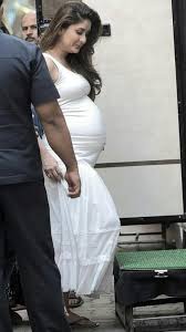 Kareena Kapoor Khan In White 1 Kareena Kapoor Pregnant Stylish Maternity Outfits Bollywood Girls