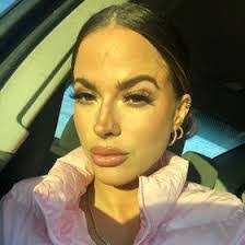 Janelle Dillon's Instagram, Twitter & Facebook