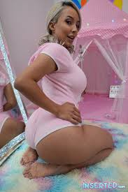 Big-ass babe Lauren Pixie poses wearing a pink bodysuit 20 photos