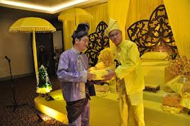 Suatu tradisi, budaya, politik dan ekonomi yang diwarisi sejak zaman kegemilangan. Micth