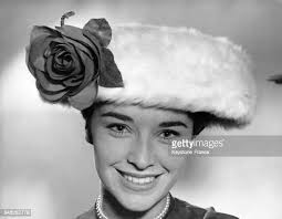 La mannequin Beryl Gray présente un modèle Simone Mirman de la... News  Photo